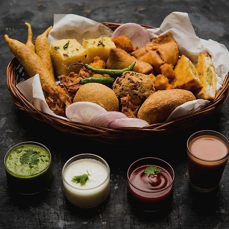 Hotel Capital O Bvh Hospitality Near Pvr Ansal Plaza Greater Noida Zewnętrze zdjęcie